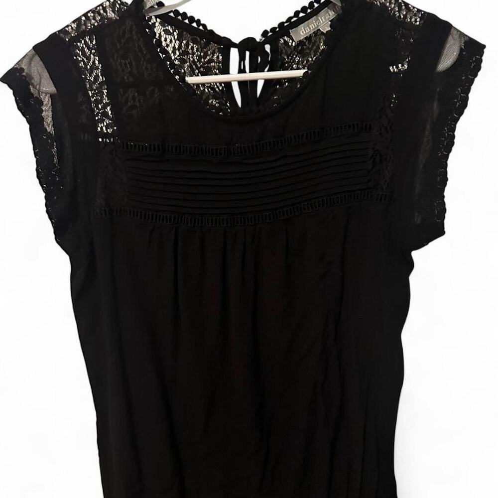 Black Lace Yoke Tank Top - Feminine Sleeveless Blouse